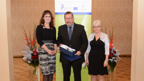 Společná fotografie zástupce Městské části Praha 18 s Mgr. Evou Gottvaldovou a Ing. Jitkou Sosnovcovou