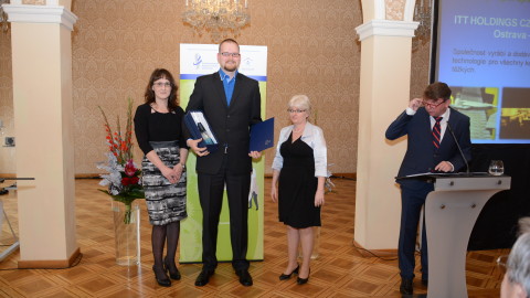 Společná fotografie zástupce společnosti ITT HOLDINGS CZECH REPUBLIC s.r.o. s Mgr. Evou Gottvaldovou a Ing. Jitkou Sosnovcovou