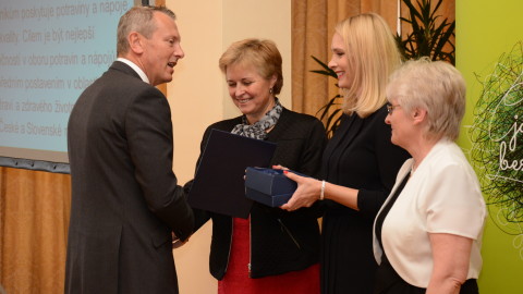Cenu přebírá zástupce společnosti Nestlé Česko, s.r.o.