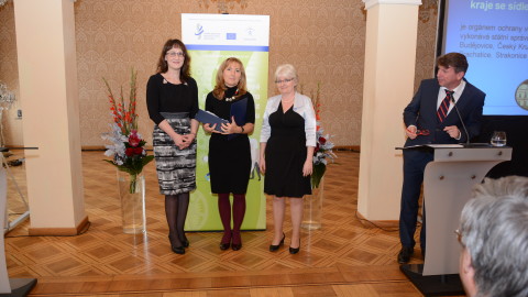 Společná fotografie zástupkyně KHS Jihočeského kraje se sídlem v Českých Budějovicích s Mgr. Evou Gottvaldovou a Ing. Jitkou Sosnovcovou