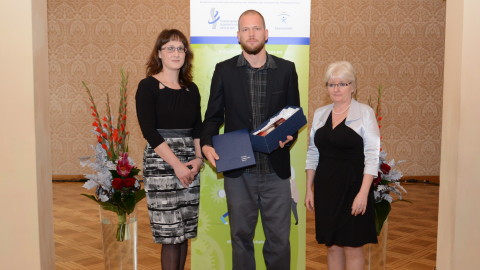 Společná fotografie zástupce společnosti Vodafone Czech Republic, a.s. s Mgr. Evou Gottvaldovou a Ing. Jitkou Sosnovcovou