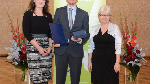 Společná fotografie zástupce společnosti Vesuvius Moravia s.r.o. Třinec s Mgr. Evou Gottvaldovou a Ing. Jitkou Sosnovcovou