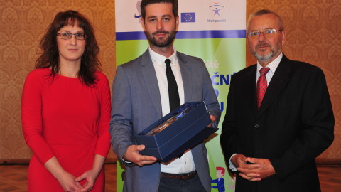 Zástupce společnosti Black&Decker (Czech) s.r.o. přebírá cenu z rukou Mgr. Evy Gottvaldové a ředitele SZÚ MUDr. Pavla Březovského, MBA