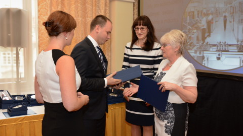 Zástupci společnosti Brose CZ, s.r.o. přebírají cenu z rukou ředitelky SZÚ Ing. Jitky Sosnovcové a Mgr. Evy Gottvaldové.