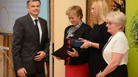 Cenu přebírá zástupce společnosti Pramet Tools, s.r.o.