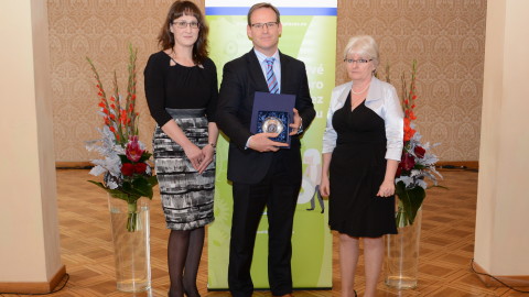 Společná fotografie zástupce společnosti ExxonMobil BSC Czechia s. r.o. s Mgr. Evou Gottvaldovou a Ing. Jitkou Sosnovcovou