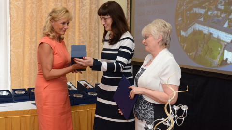 Zástupkyně Ústřední vojenské nemocnice přebírá cenu z rukou Mgr. Evy Gottvaldové a Ing. Jitky Sosnovcové.