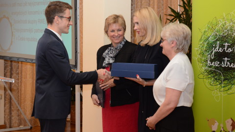 Cenu přebírá zástupce společnosti RWE Česká republika, a.s.
