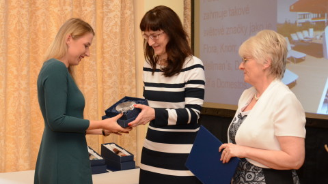 Zástupkyně firmy Unilever ČR, s.r.o. přebírá cenu z rukou Mgr. Evy Gottvaldové a Ing. Jitky Sosnovcové.