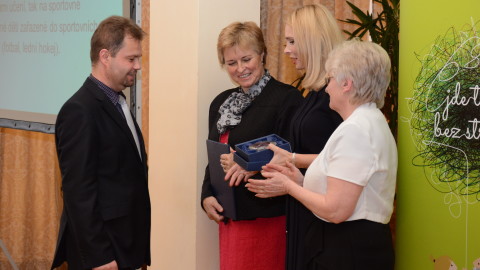 Cenu přebírá zástupce Základní školy ve Vsetíně.