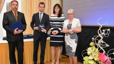 Společné foto zástupců firmy OEZ s.r.o. s Mgr. Evou Gottvaldovou a Ing. Jitkou Sosnovcovou