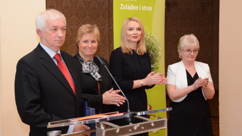 Cenu přebírá zástupce společnosti Alpiq Generation (CZ) s.r.o.