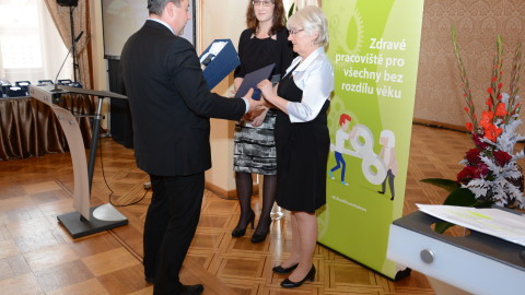 Zástupce společnosti Česká pojišťovna, a.s. přebírá cenu z rukou ředitelky SZÚ Ing. Jitky Sosnovcové a Mgr. Evy Gottvaldové