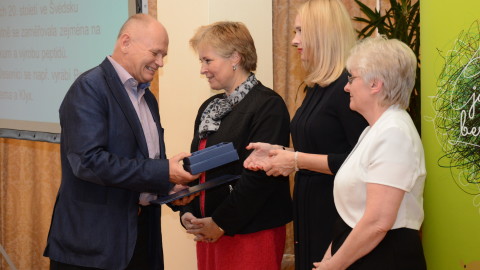 Cenu přebírá zástupce společnosti Ferring – Léčiva, a.s.